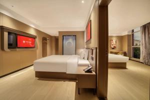 ein Hotelzimmer mit 2 Betten und einem TV in der Unterkunft Thank Inn Chain Hotel Jiangsu Changshu Meili Town Meili in Xuxiang