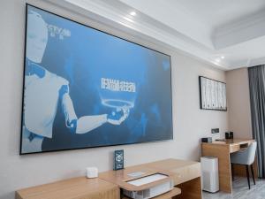 a room with a large projection screen on the wall at LanOu Hotel Yellowstone Harbor Area Moore Cityland in Huangshi