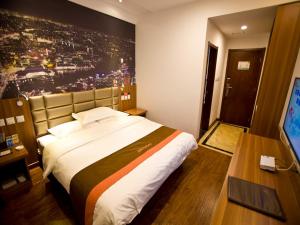 Giường trong phòng chung tại JUNYI Hotel Shandong Heze Dongming County Government Building