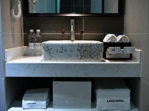 a bathroom counter with a sink and a mirror at LanOu Hotel Zhengzhou High-Tech Zone Headquarter Enterprise Base in Zhengzhou