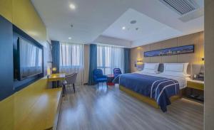 Habitación de hotel con cama, escritorio y TV. en LanOu Hotel Chongqing Shapingba University City, en Tuzhu