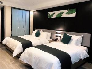 A bed or beds in a room at Thank Inn Chain Hotel Chongqing Wuxi County Shuangzitian Street