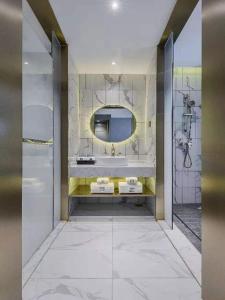 a bathroom with a sink and a mirror at Lano Hotel Guizhou Zunyi Xinpu New District Linda Sunshine City in Zunyi