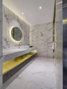 y baño con lavabo y espejo. en Lano Hotel Guizhou Zunyi Xinpu New District Linda Sunshine City, en Zunyi