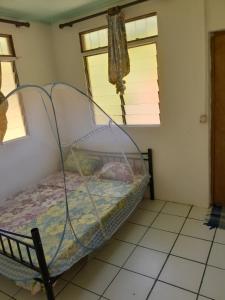 Tempat tidur dalam kamar di Ravehei smile relais 2 moorea