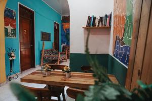 a dining room with a wooden table in a room at La Casa de Adry in Cali