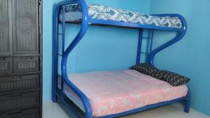 朵索巴的住宿－Casa Tonsupa，蓝色墙壁的客房内的双层床