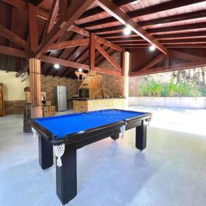 - une table de ping-pong bleue dans une grande pièce dans l'établissement Sítio Ribeirão Bonito, à Pinheiral