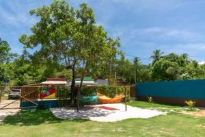 un parco giochi con un albero in un cortile di Casa Praia Gaúcho Santo Antônio DIOGO a Mata de Sao Joao