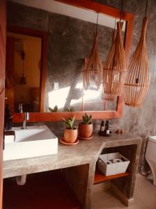 een badkamer met een wastafel en een spiegel bij Villa Maria in Uruçuca
