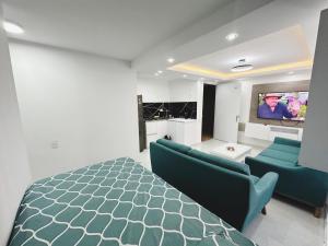 a bedroom with a bed and a flat screen tv at Apt nuevo 15min CC BuenavistValmundo TV50 Netflix in Barranquilla