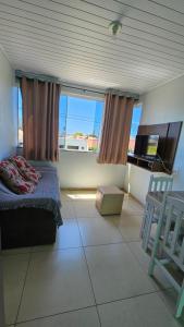 1 dormitorio con cama y ventana grande en Apartamentos GV, en Xangri-lá