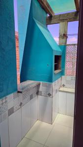 baño con paredes azules y azulejos blancos en Apartamentos GV, en Xangri-lá