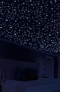 ein Schlafzimmer mit einer Decke mit Millionen Sternen drauf in der Unterkunft Home Sweet Home Guanajuato in Guanajuato