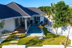 Κήπος έξω από το Private Modern 3 Bedroom Pool Villa! AV1
