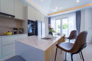 Η κουζίνα ή μικρή κουζίνα στο Private Modern 3 Bedroom Pool Villa! AV1
