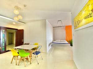 - une salle à manger avec une table, des chaises et un lit dans l'établissement Khách sạn 23 Thùy Vân - căn hộ 17D, à Vung Tau