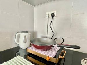 - une cuisine avec une plaque de cuisson au-dessus d'une table dans l'établissement HCK28 Platino High View｜3min walk Paradigm｜Sutera, à Johor Bahru