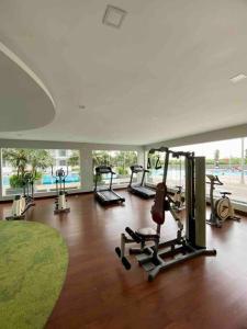 - une salle de sport avec plusieurs tapis de course dans l'établissement HCK28 Platino High View｜3min walk Paradigm｜Sutera, à Johor Bahru