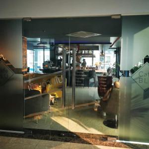 una ventana de cristal con vistas a un restaurante en Arcadia Beach Continental, en Pattaya South