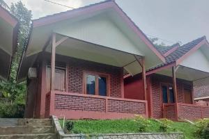a house with a red at Villa Kampoeng City Wonosalam Mitra RedDoorz in Jombang