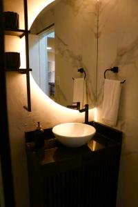 uma casa de banho com um lavatório e um espelho em Lindo apto 2 quartos quadra mar em Balneário Camboriú