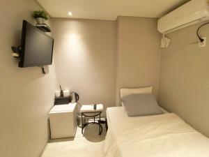 Μια τηλεόραση ή/και κέντρο ψυχαγωγίας στο Maison Yongsan Myeongdon Hotel