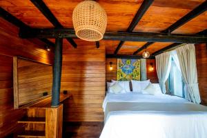 מיטה או מיטות בחדר ב-Heavens Acres Lodge