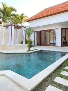 La alberca dentro o cerca de Villa Akmali Umalas 2BR with Private Pool & Jacuzzi