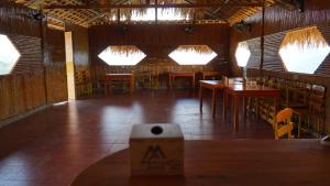 - une salle à manger avec des tables, des chaises et des fenêtres dans l'établissement Hoàng Su Phì - Móng Ngựa Homestay, à Ha Giang