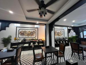 un comedor con mesas y sillas y un restaurante en Cozy An Boutique Hotel Luangprabang en Luang Prabang