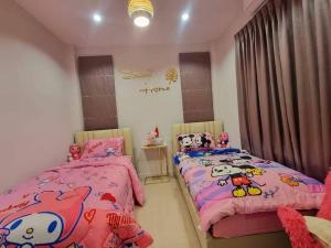 twee bedden in een kamer met hallo kitty en hello kitty beds bij Green Home Pool Villa Hua Hin in Ban Wang Bot