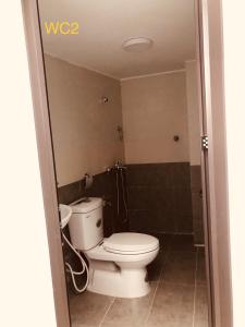 ein Bad mit einem WC und einem Waschbecken in der Unterkunft Thảo Nguyên Homestay in Lạng Sơn