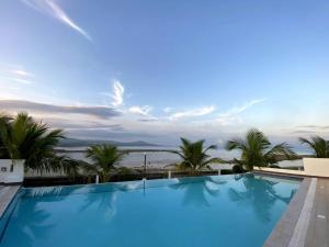 una gran piscina con vistas al océano en Beach House Retreat in Argao en Argao