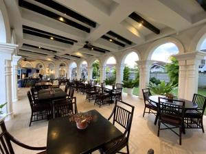 un restaurante con mesas y sillas en una habitación en Beach House Retreat in Argao en Argao