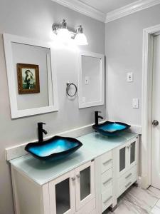 Baño con 2 lavabos azules en una encimera en Ranch House North Decatur 5 mins to Emory University en Decatur