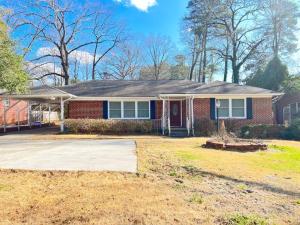 una casa de ladrillo rojo con puerta roja en Ranch House North Decatur 5 mins to Emory University en Decatur