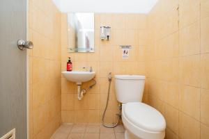 un baño con inodoro y lavabo en RedDoorz near STAN, en Tangerang