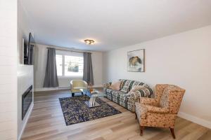 Luxury Home In Moncton في مونكتون: غرفة معيشة مع أريكة وكرسي