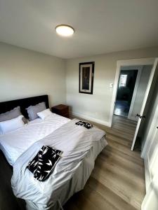 ein Schlafzimmer mit einem großen Bett in einem Zimmer in der Unterkunft Luxury Home In Moncton in Moncton