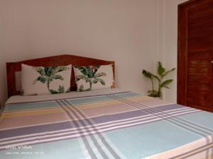 Un pat sau paturi într-o cameră la Vincent Lloyd's Guestroom