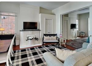 uma sala de estar com um sofá e uma lareira em Harmony House em Savannah