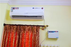 een airconditioning aan de muur van een kamer bij PMS INN in Pondicherry