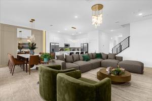 uma sala de estar com um sofá e uma sala de jantar em 9 Berdoom- 9 Bathroom- Paradiso Grande 6157hs em Orlando