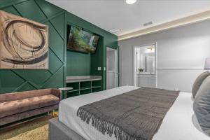 um quarto com uma cama e uma parede verde em 10 Bedroom- 9 Bathroom- Paradiso Grande 6080hs em Orlando