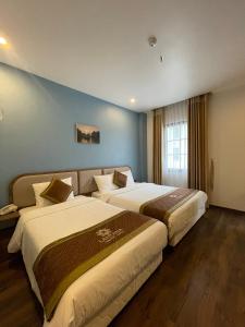 um quarto de hotel com duas camas e uma janela em LANTANA Hạ Long Hotel E409 SUNPLAZA Phố đi bộ, Bãi Cháy, Hạ Long em Ha Long