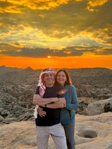 Ein Mann und eine Frau stehen auf einem Berg in der Unterkunft Dana’s Trail Hotel in Dana