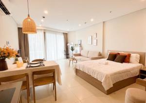 una camera con letto e un soggiorno di The Song Vita's Apartment a Vung Tau