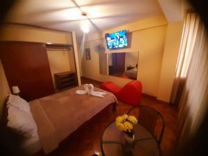 Habitación de hotel con cama, mesa y sillas en HOTEL COSTA REAL, en Chiclayo
