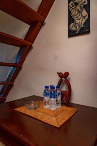 un tavolo con bottiglie d'acqua in cima di PURI DIBIA HOTEL a Kuta